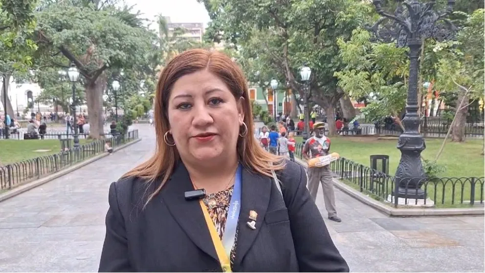 La diputada Gómez, en la plaza Bolívar de Caracas, Venezuela. Foto: Visión 360