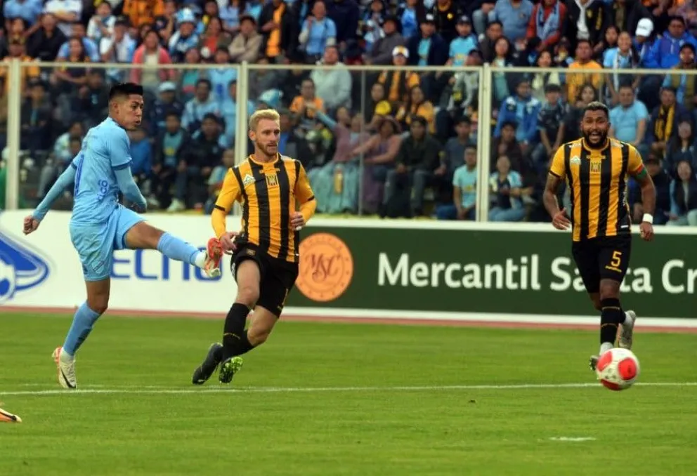 Incidencia del último clásico paceño, que se jugó el pasado 10 de marzo por el torneo Apertura. Foto: Andrés Rojas