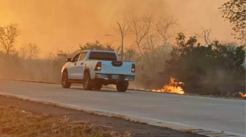 Un tramo de la carretera afectada por el incendio en las comunidades de Roboré. Foto: Unitel