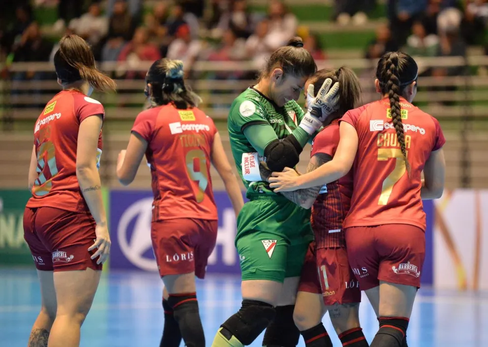 Las jugadoras de Always Ready festejan por su victoria. Foto: APG.