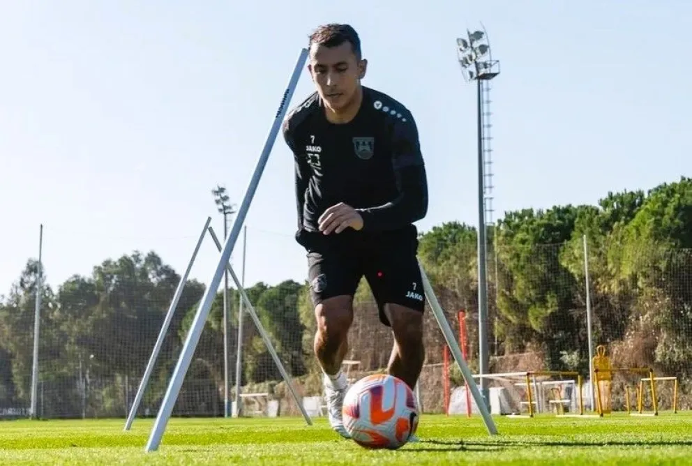 Roberto Fernández no consiguió equipo en el exterior y se quedará en la Academia. Foto: FBF