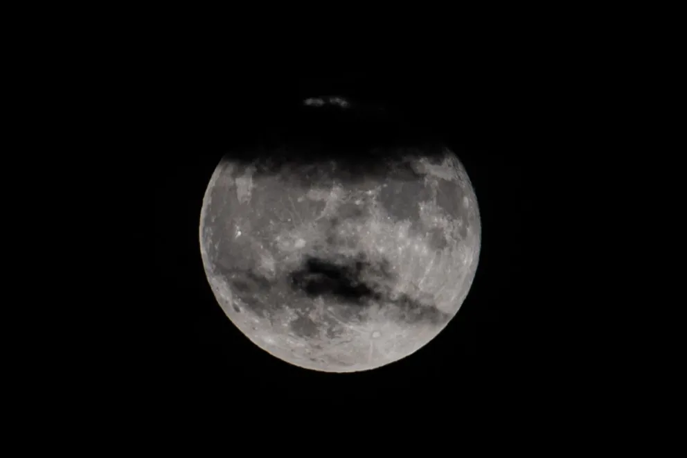 Imagen de la luna llena vista desde Madrid. EFE 