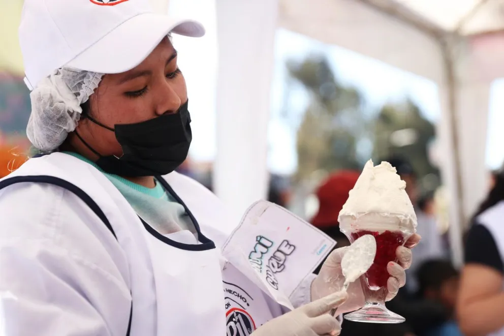 Una mujer prepara crema chantillí durante una actividad gastronómica realizada este miércoles en La Paz. Foto: EFE