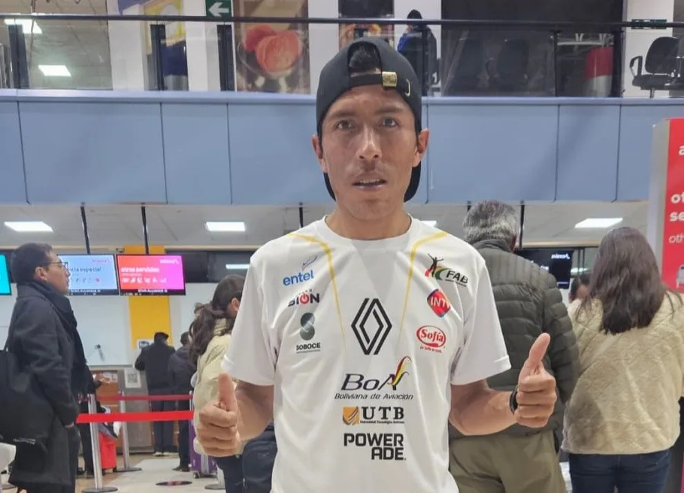 Héctor Garibay el día del viaje a París, en el aeropuerto internacional de El Alto. Prensa Garibay