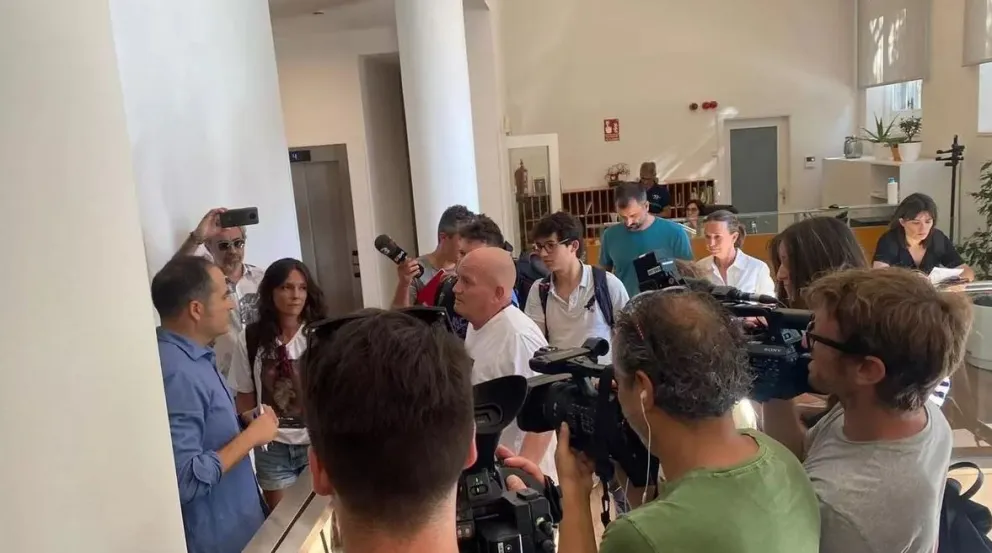 Víctimas de abusos intentan acceder a la presentación de un informe de los jesuitas. Foto: Europa Press