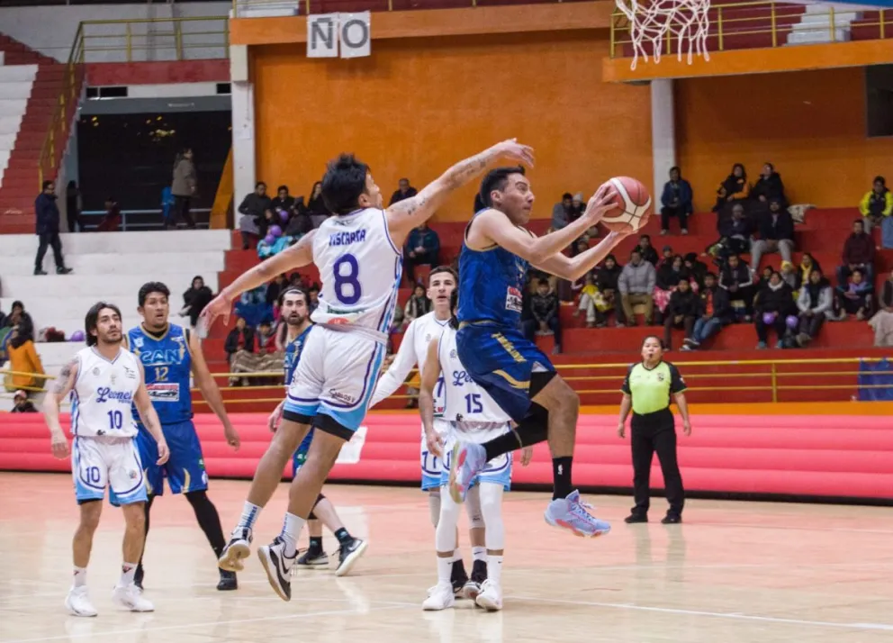 Incidencia del partido entre CAN (de azul) y Leones. Foto: CAN PRESS.