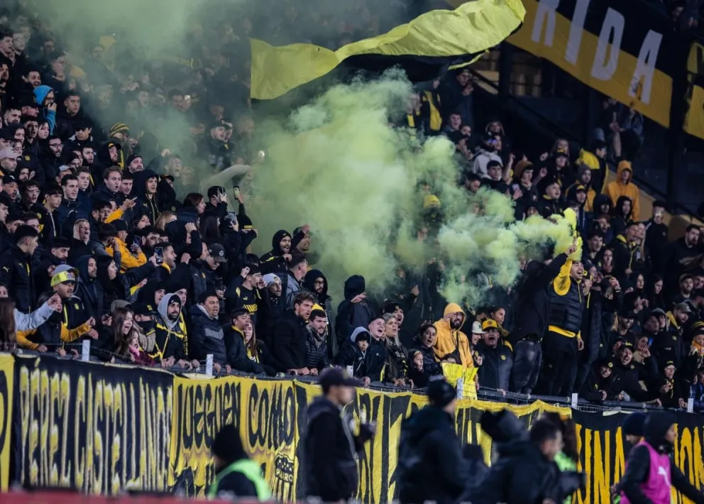 Hinchas de Peñarol alientan a su equipo en uno de sus últimos partidos. Foto: club Peñarol
