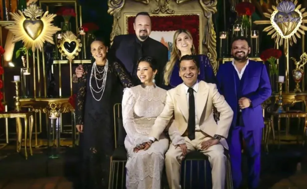 Los recién casados y Pepe Aguilar lucieron sonrientes. Foto: Instagram