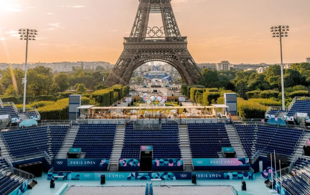 La Torre Eiffel con los aros olímpicos, los símbolos principales de estos Juegos. Foto: París 2024.