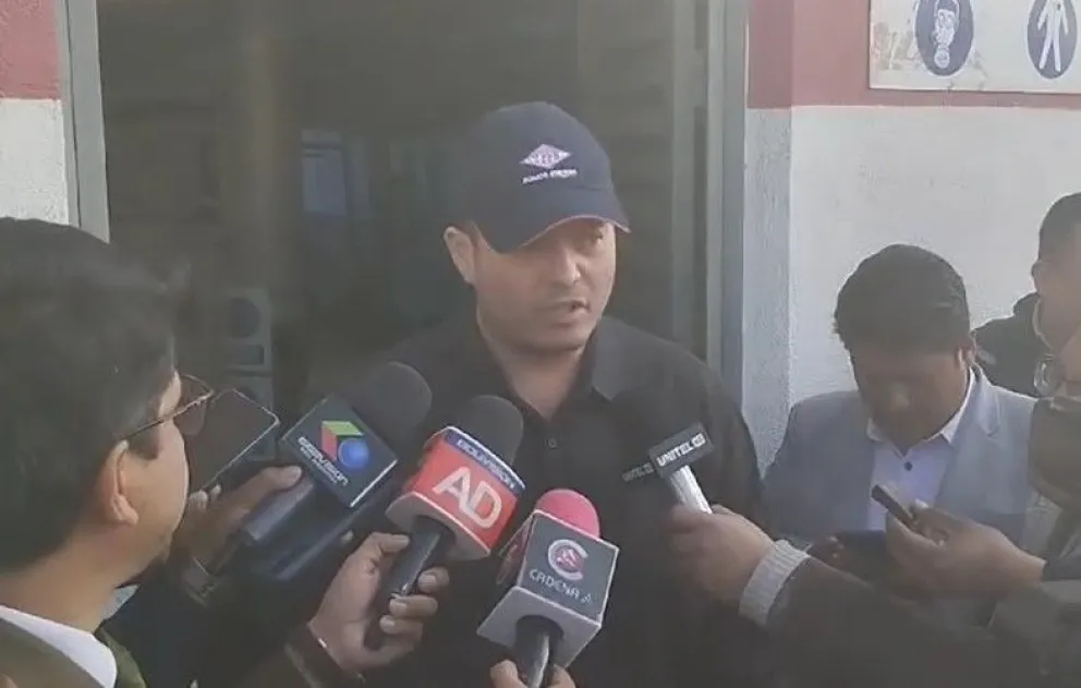El presidente de YPFB, Armin Dorgathen, declara a los periodistas. Foto: Captura