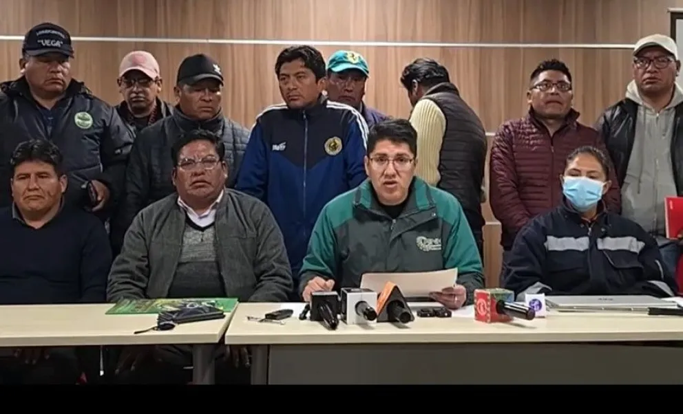 El director de la ANH, Germán Jiménez, y los transportistas luego de firmar el acuerdo. Foto: Captura