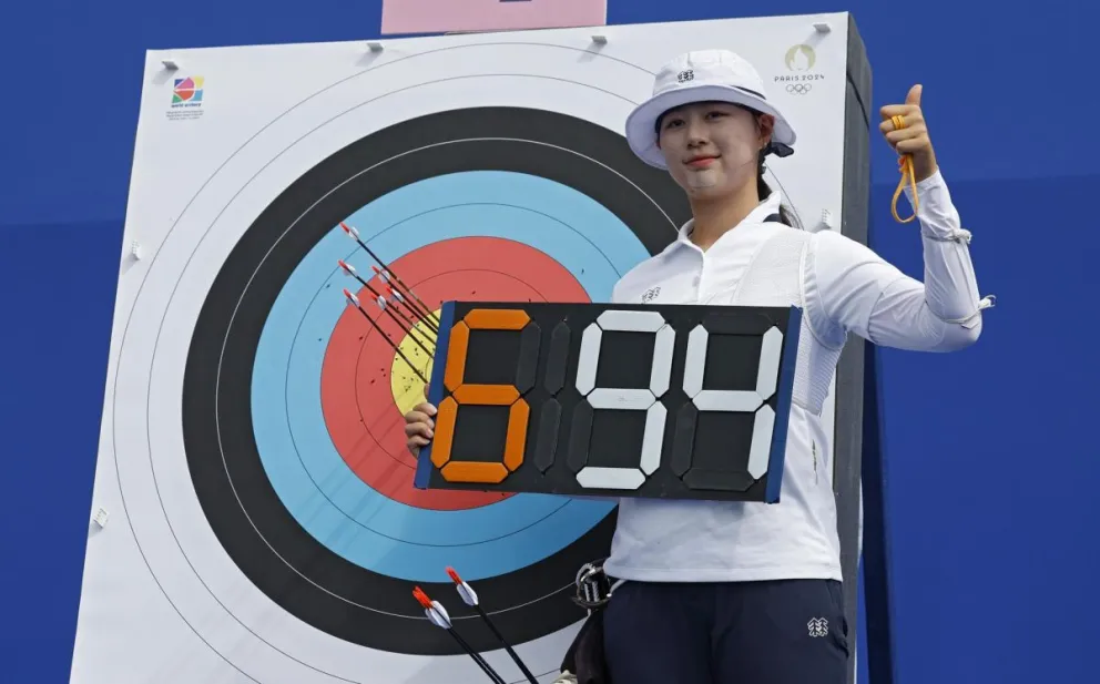 La surcoreana Lim Sihyeon hizo el primer récord y mundial en los Juegos de París. Foto: EFE.