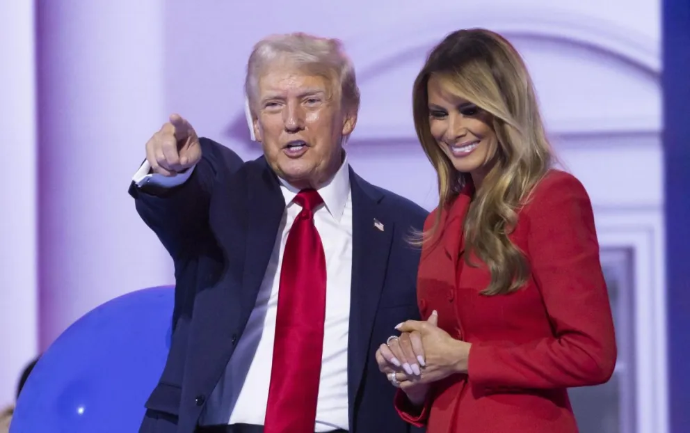 Foto de la exprimera dama de EEUU, Melania Trump con su esposo, el candidato presidencial republicano, Donald Trump, durante la Convención Nacional Republicana, en Milwaukee, Wisconsin, en 2024. Foto: EFE