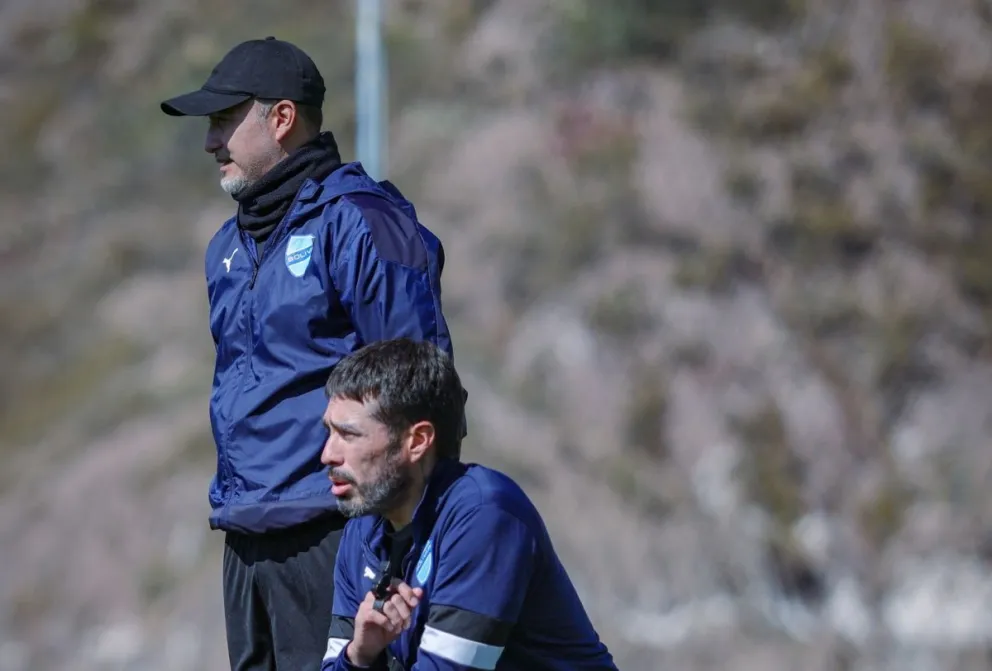 Robatto (parado) y uno de sus asistentes en una práctica pasada en Ananta. Foto: Club Bolívar.