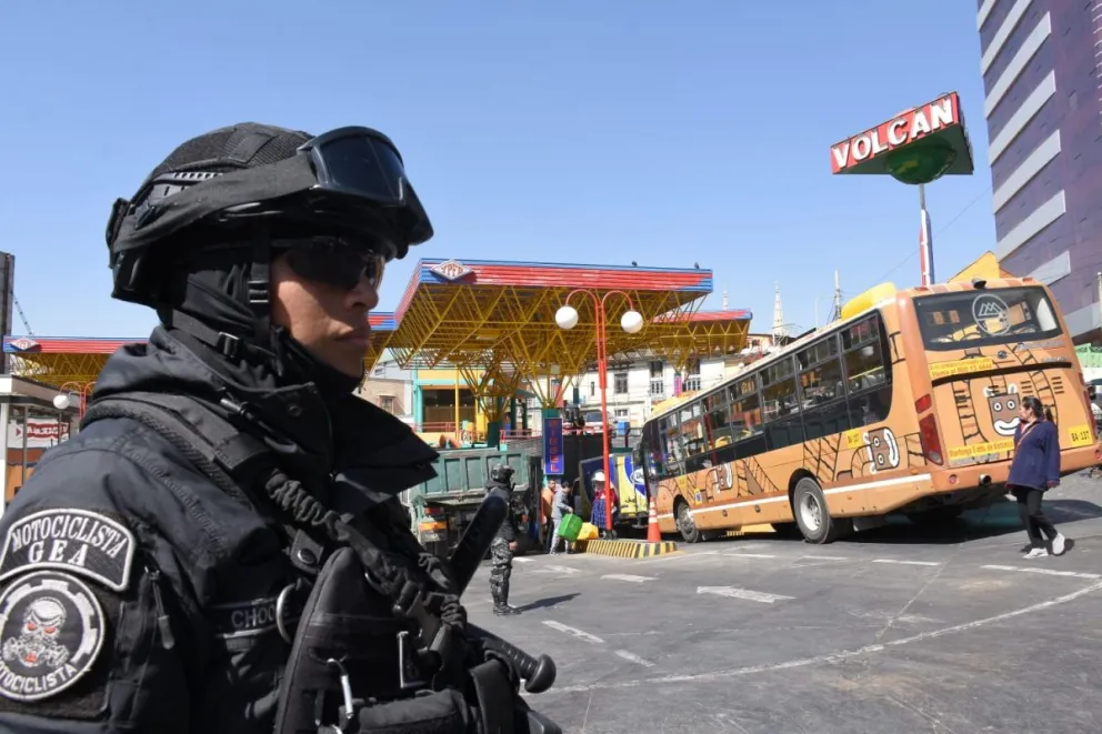 Un uniformado controla la provisión de combustible en la estación de servicio Volcán, en La Paz. Foto: APG