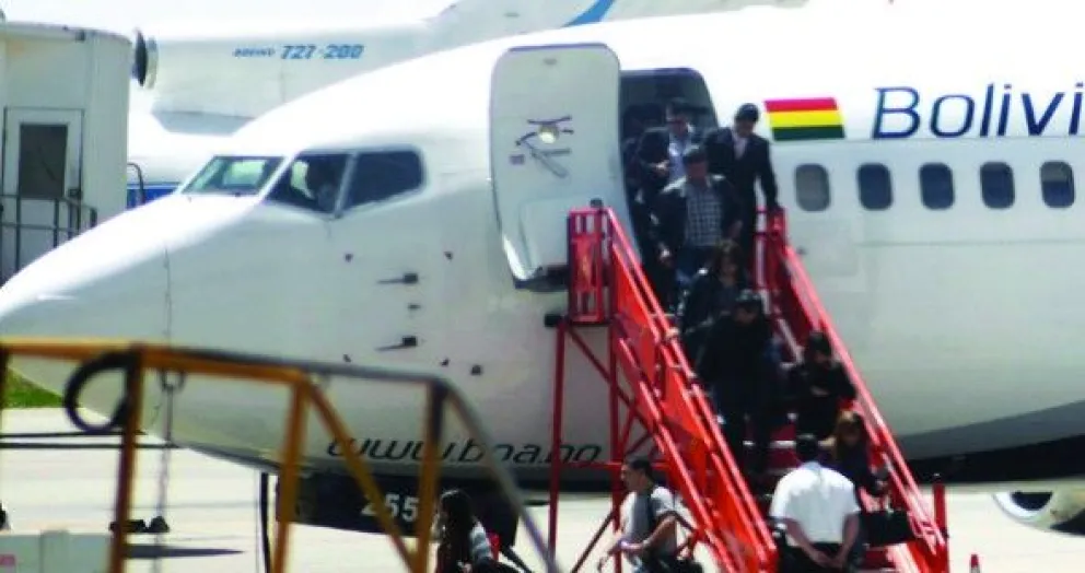 Pasajeros descienden de una aeronave. Foto: RRSS