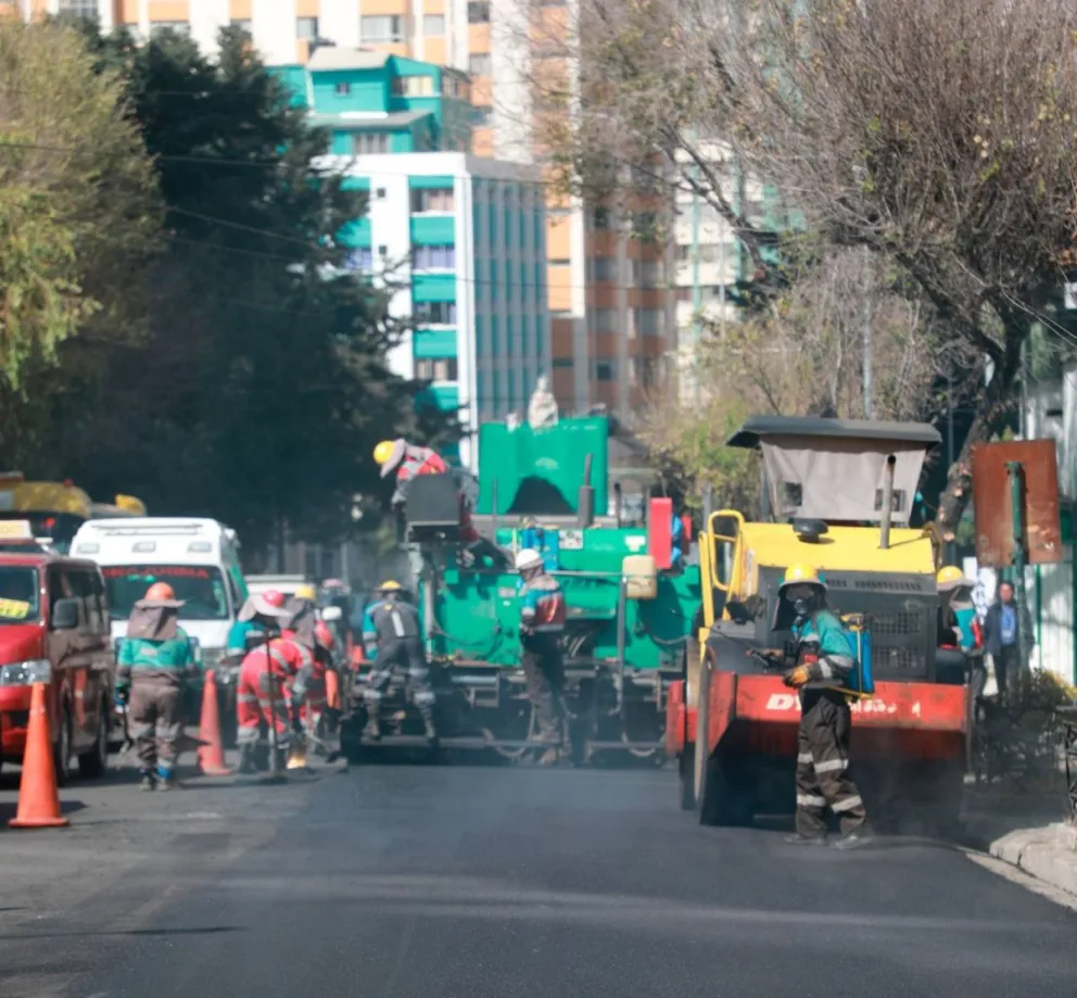 Trabajadores de Emavias asfaltan una calle en la ciudad de La Paz. Foto: Emavias