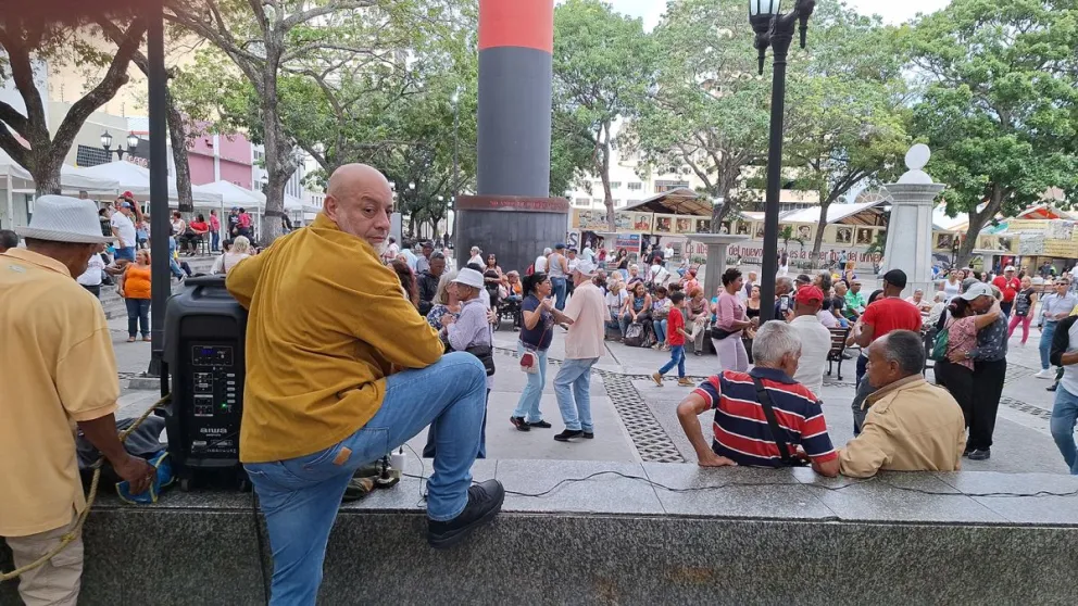 La fiesta en la Plaza del Venezolano.   FOTO: Carlos Quisbert
