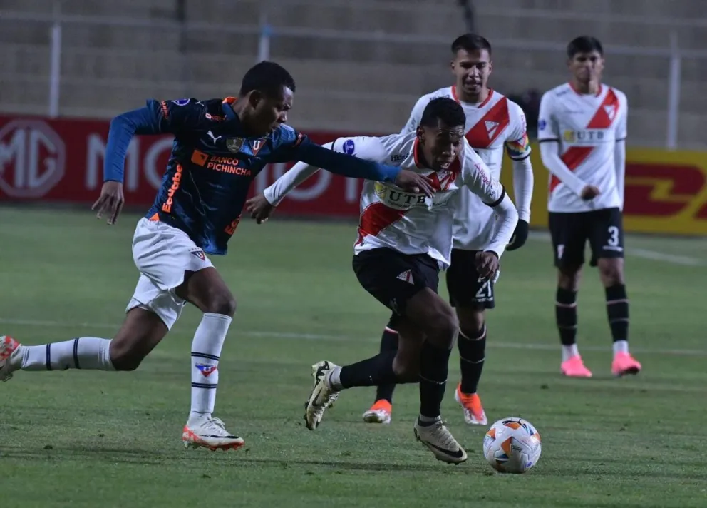 Diego Medina, lateral derecho de Always Ready, se escapa a la marca de un defensor de Liga. Foto: APG