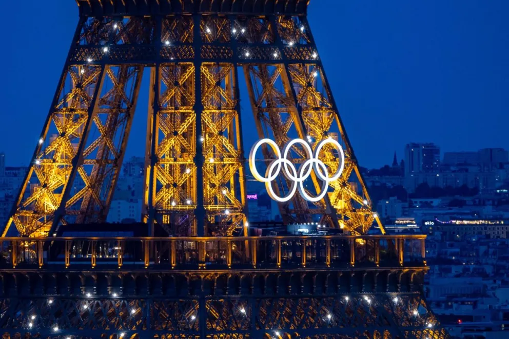 La Torre Eiffel con los aros olímpicos a horas de la ceremonia de inauguración. Foto: EFE