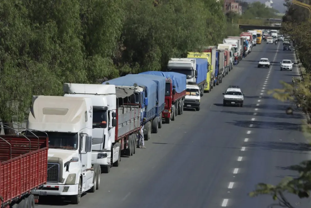 Fila de camiones y otros vehículos que esperan cargar diésel. Foto: Archivo