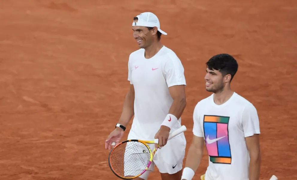 Nadal (izq.) y Alcaraz, los principales tenistas de la selección española en París. Foto: EFE.