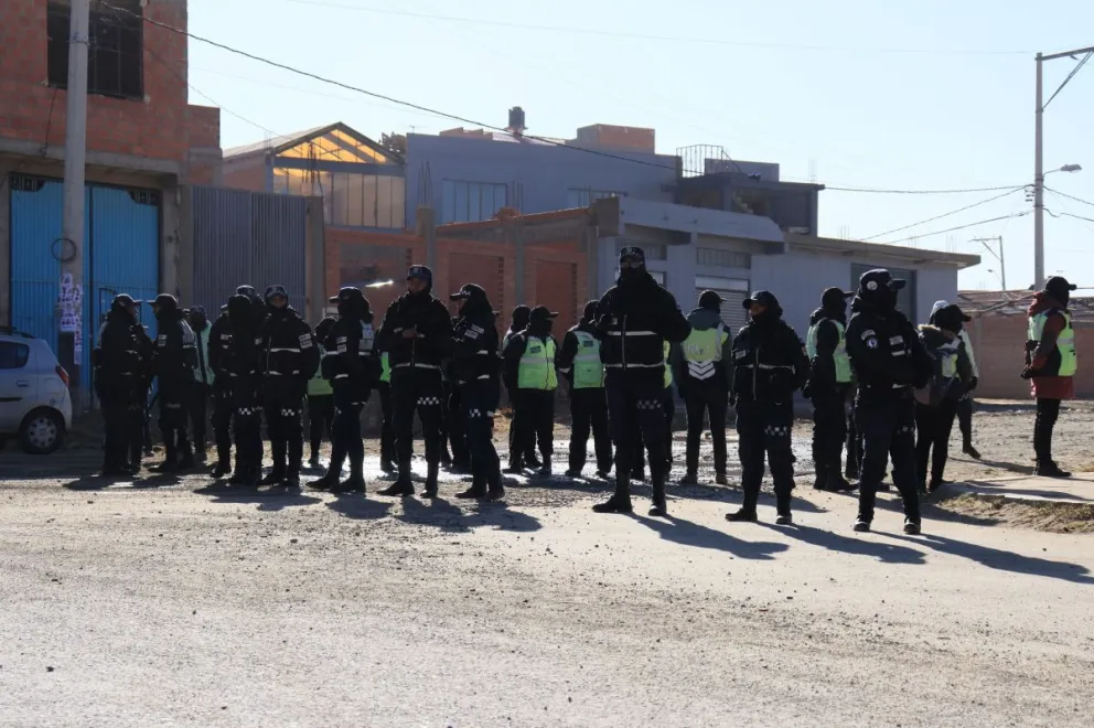 Guardias municipales de El Alto, este viernes, en el Distrito 8. Foto: APG 