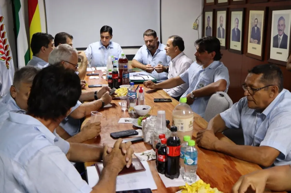 Directivos del sector del agro durante una reunión. Foto: CAO