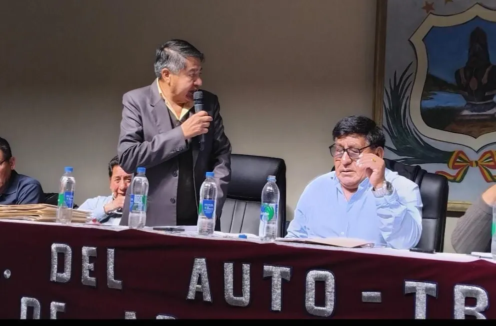 El dirigente de los choferes, Lucio Gómez, en el ampliado de este viernes en Tarija. Foto: APG