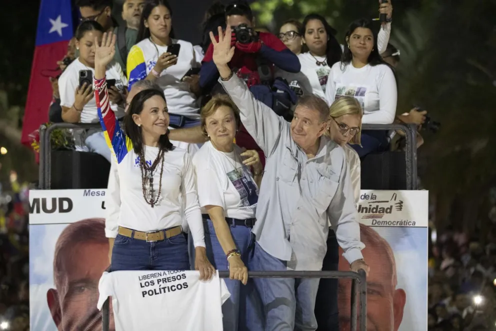 La líder opositora venezolana, María Corina Machado, y el candidato a la presidencia de Venezuela, Edmundo González Urrutia, saludan a simpatizantes antes del cierre de campaña de González Urrutia, este jueves, en Caracas (Venezuela). Foto: EFE