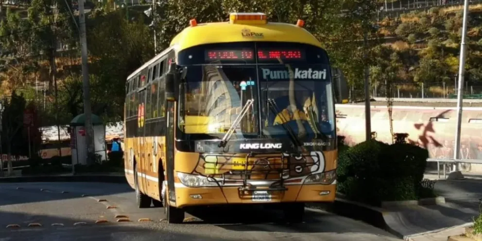 Uno de los buses municipales en una calle de la ciudad de La Paz. Foto: GAMLP