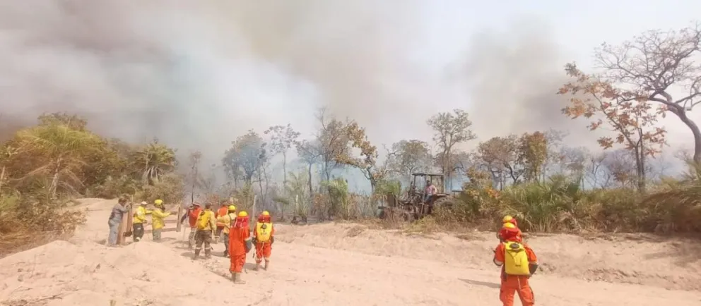 Bomberos sofocan el fuego. Foto: Gobernación de Santa Cruz