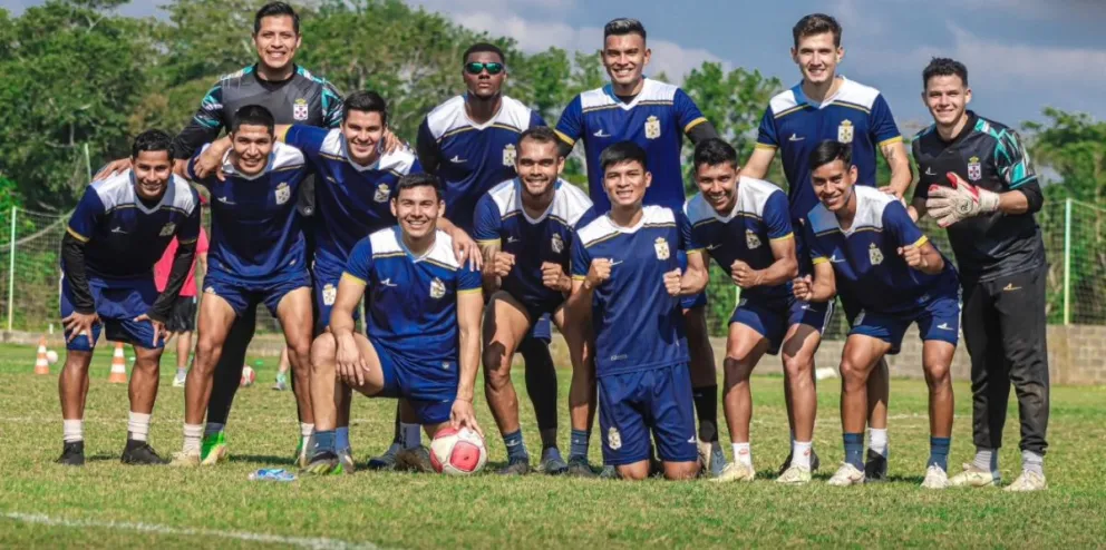El plantel de Real Santa Cruz tras un entrenamiento. Foto: Real Santa Cruz.