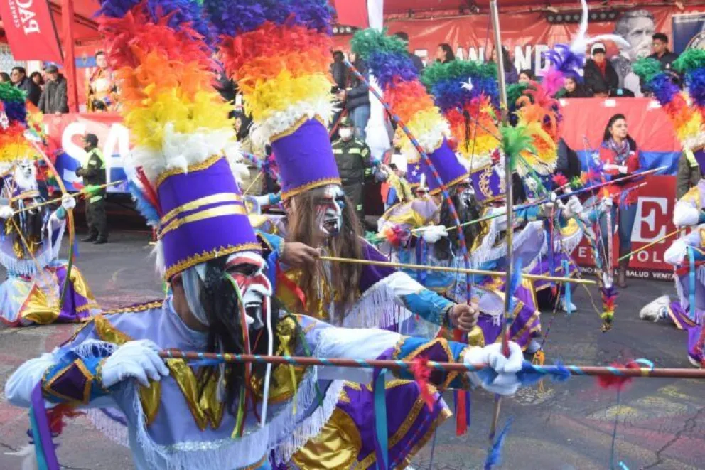Uno de los grupos que participa en la Entrada Folklórica de la UMSA. Foto: RRSS
