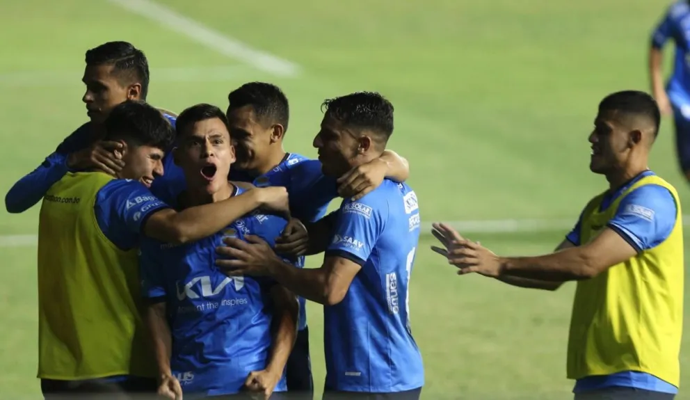 Moisés Villarroel festeja junto a sus compañeros el tanto de la victoria de Blooming. Foto: APG