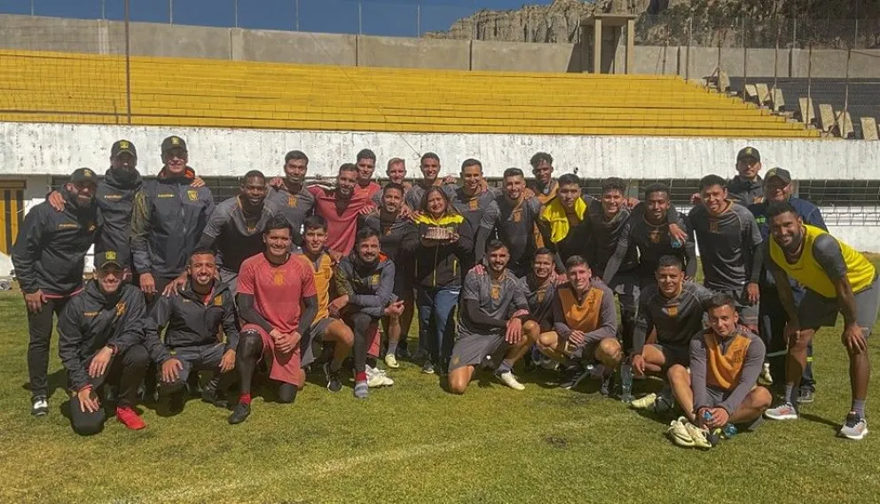 Jugadores y cuerpo técnico del aurinegro a la conclusión del entrenamiento del viernes. Foto: club The Strongest