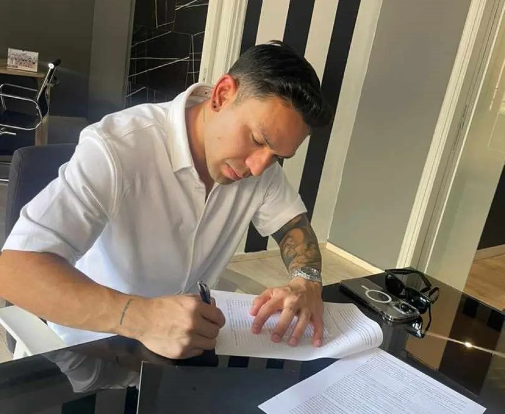 El momento en que el atacante firma por el club griego. Foto Kalamata