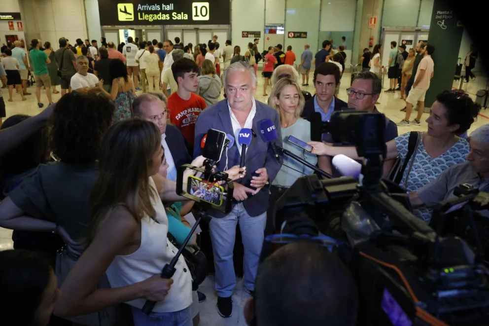 Los parlamentarios a su llegada este sábado al aeropuerto Adolfo Suárez Madrid-Barajas de Madrid tras ser expulsados del país. Foto: EFE