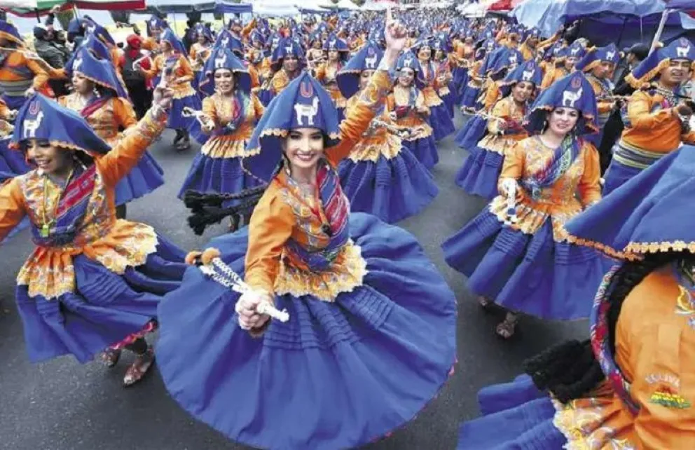 Una de las llameradas que participa en la Entrada Folklórica de la UMSA. Foto: APG