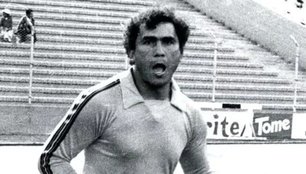 Luis Esteban Galarza en la previa de un partido del Tigre. 