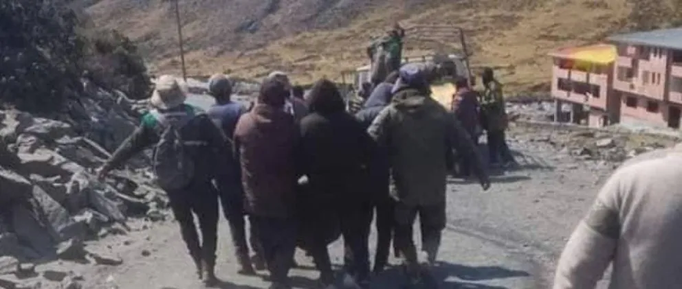 Cooperativistas mineros trasladan a un herido. Foto: Unitel