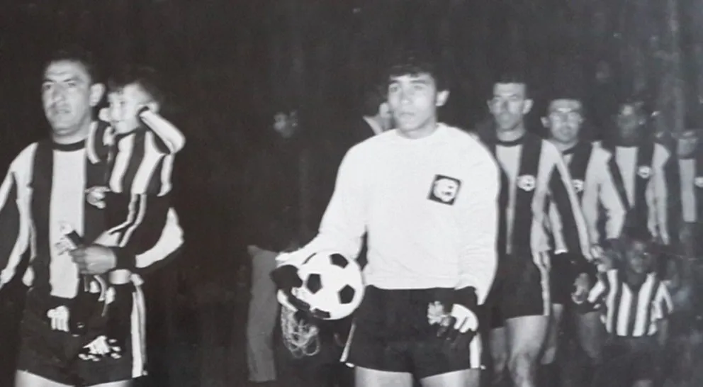 Luis Galarza con el balón ingresa a la cancha en su primer partido con la camiseta de The Strongest. Foto: Colección Julio Mamani.