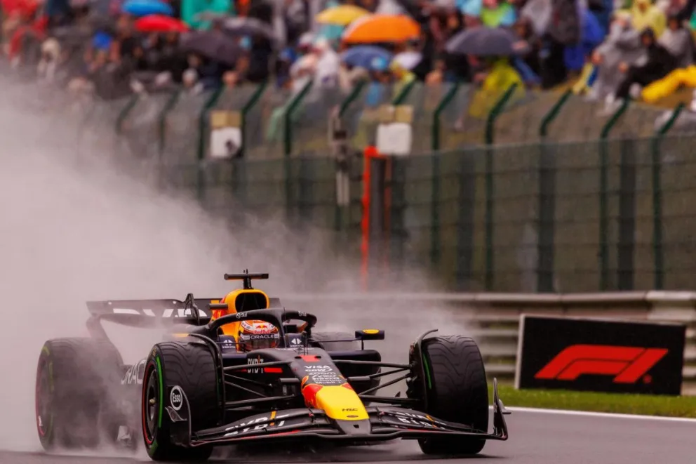 El bólido del neerlandés Verstappen en plena prueba de clasificación. Foto EFE