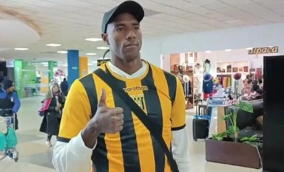 Abdiel Ayarza aterrizó este sábado en La Paz y ya luce la piel atigrada. Foto: Sports 360.