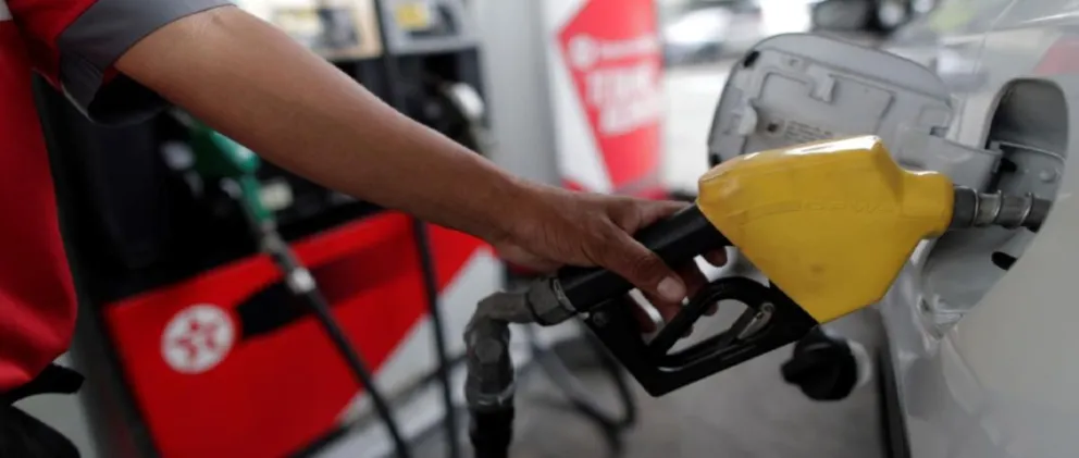 Un vehículo recibe combustible. Foto: RRSS