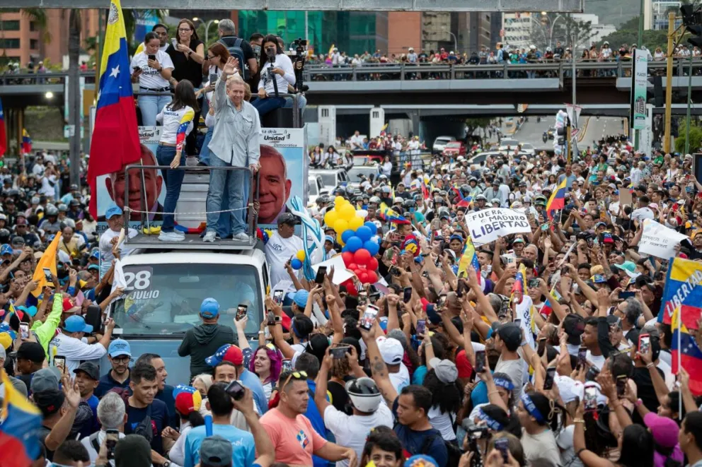 El candidato a la presidencia, Edmundo González Urrutia, del partido Plataforma Unitaria Democrática (PUD), antes de su cierre de campaña. Foto: EFE /  Miguel Gutiérrez
