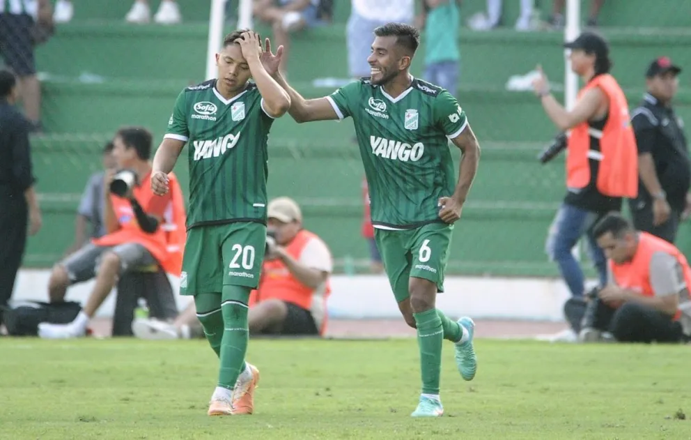 "Ricky" Añez celebra con John García tras anotar el gol del triunfo. Foto APG
