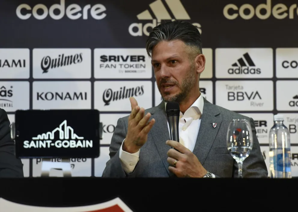 El entrenador Martín Demichelis, en una conferencia de prensa en River Plate. Foto EFE