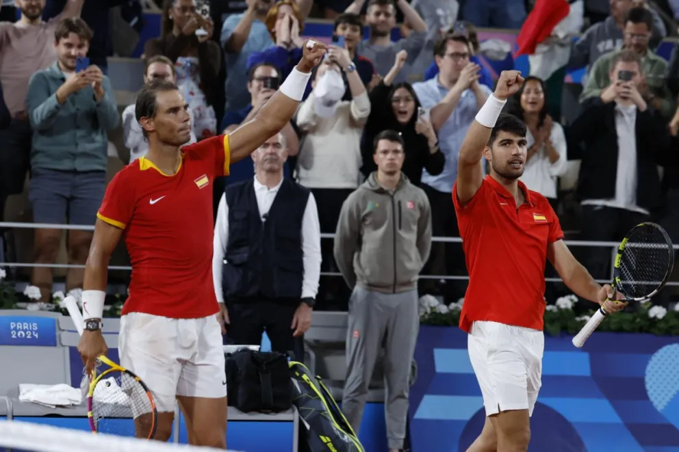 La dupla que más atracción genera en los juegos, la de Rafa Nadal y Carlos Alcaraz. Foto EFE