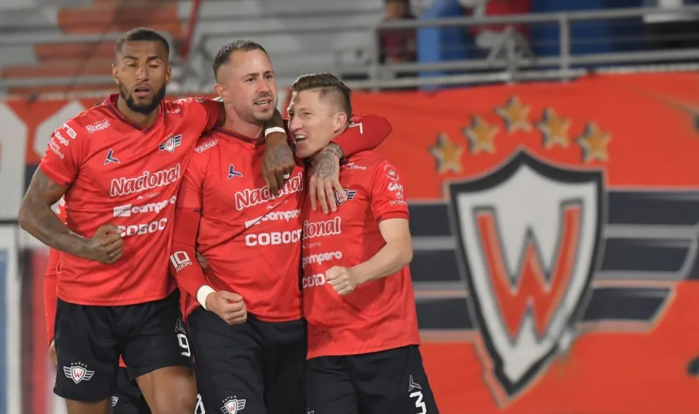 Amaral (centro) es felicitado por sus compañeros Tavares (izq.) y Chumacero por su conquista. Foto: APG